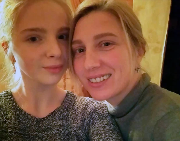 Elena, một người thân của Irina, chia sẻ: "Thật kinh khủng. Họ nói thang máy ở bệnh viện dính đầy máu. Irina đã bị gãy xương sườn và các vết thương khác. Anh ta (Suragin) đã quấy rối tình dục cô ấy". Ảnh: Irina chụp ảnh bên mẹ, cô Natalya Zhuk.