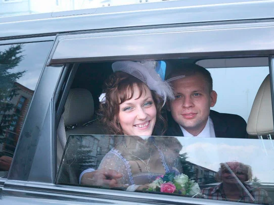 Các nhân chứng cho biết, Suragin đã kết hôn, nhưng muốn ngoại tình với Irina. Trước đó, Suragin từng quấy rối nạn nhân. Ảnh: Suragin và vợ, Anastasia.