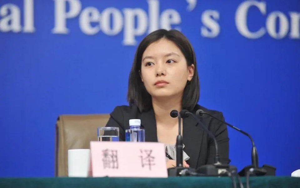 Truyền thông Trung Quốc ca ngợi Zhang là "phiên dịch viên tài năng của Trung Quốc" và "phiên dịch viên xinh đẹp nhất Trung Quốc". Ảnh: Reddit.