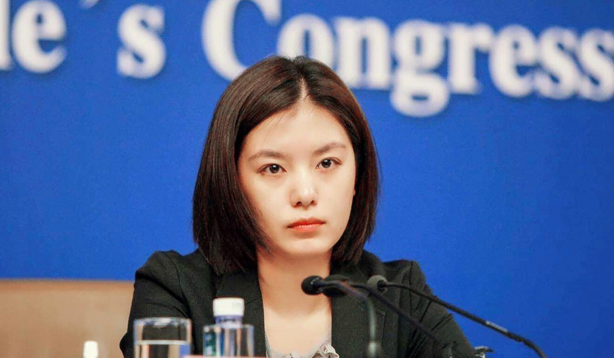 Zhang Jing gây chú ý bởi phong thái điềm đạm, tự tin và kỹ năng phiên dịch xuất sắc trong cuộc cuộc đối thoại song phương trực tiếp quan trọng đầu tiên giữa các quan chức cấp cao Mỹ - Trung kể từ khi ông Joe Biden đắc cử. Ảnh: SCMP.