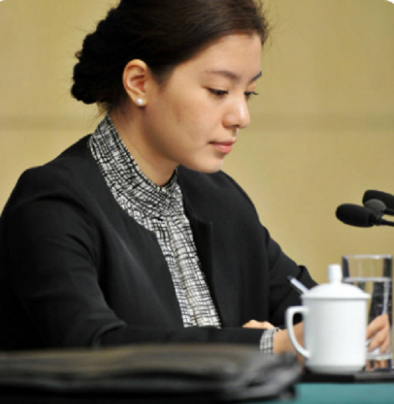 Theo truyền thông Trung Quốc, Zhang từng làm phiên dịch trong các cuộc họp thường niên của Đại hội đại biểu nhân dân toàn quốc Trung Quốc và Hội nghị hiệp thương chính trị nhân dân Trung Quốc ở Bắc Kinh hồi năm 2013. Ảnh: DP.