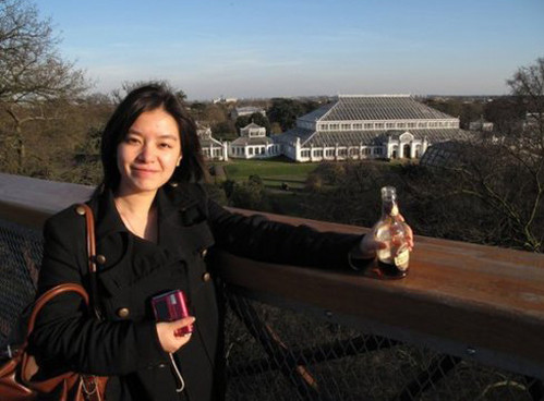 Là người gốc Hàng Châu, thủ phủ của tỉnh Chiết Giang (Trung Quốc), Zhang tốt nghiệp Đại học Ngoại ngữ Hàng Châu vào năm 2003 và sau đó là trường Đại học Ngoại giao Trung Quốc, nơi cô theo học chuyên ngành Tiếng Anh. Zhang Jing được Bộ Ngoại giao Trung Quốc tuyển dụng năm 2007. Ảnh: WomenOfChina.