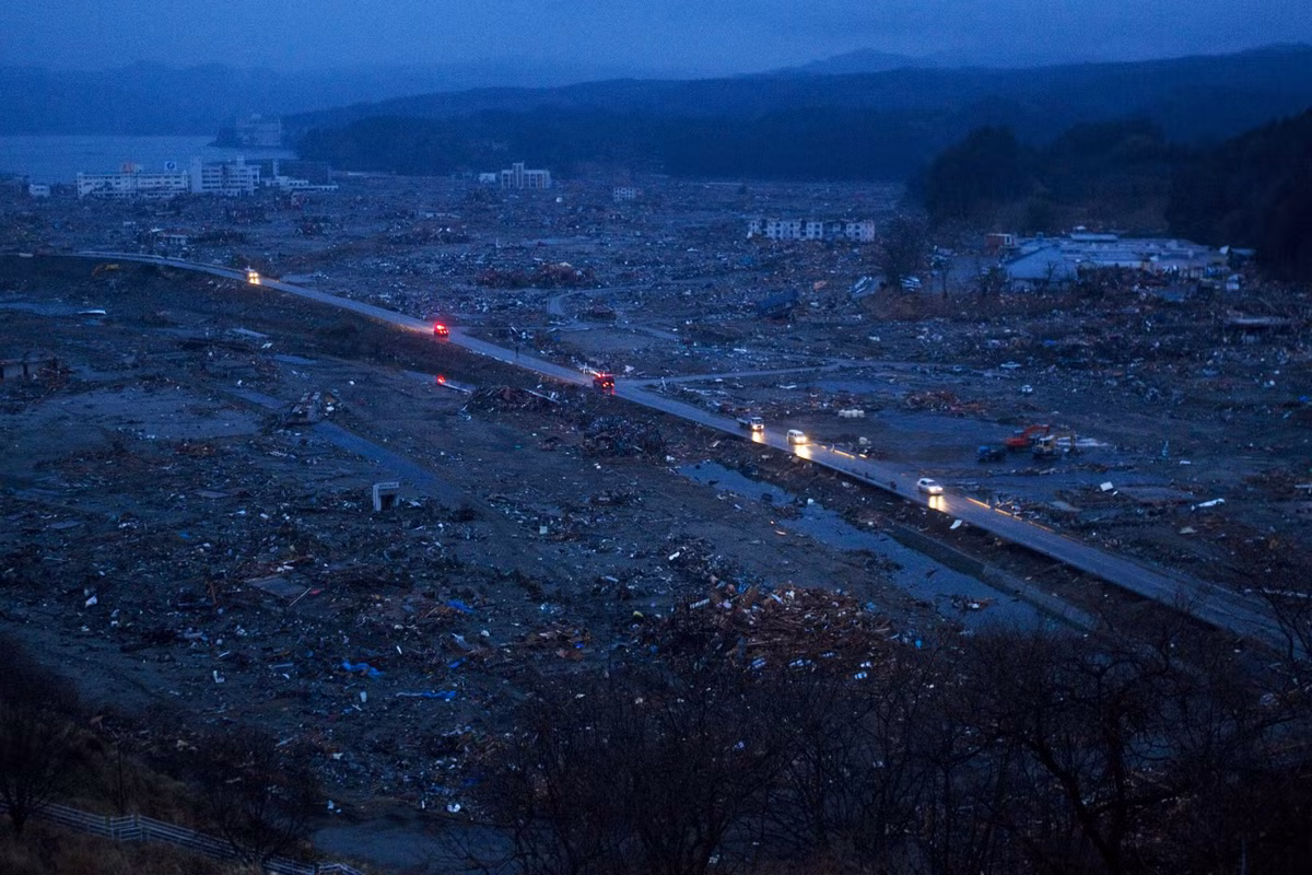 Cơ quan Cảnh sát Quốc gia Nhật Bản xác nhận có 15.893 người thiệt mạng, 6.152 người bị thương và 2.572 người mất tích tại 18 tỉnh của nước này. Ngoài ra, hơn 125.000 công trình bị hư hại hoặc phá hủy hoàn toàn trong thảm họa động đất và sóng thần ở Nhật Bản năm 2011. Ảnh chụp tại thành phố Minamisanriku, tỉnh Miyagi, hôm 15/3/2011, 4 ngày sau khi thảm họa "kép" tàn phá nơi này.