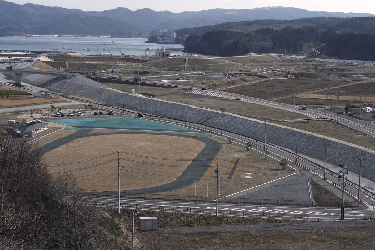 Cho đến nay, người dân Nhật Bản vẫn bị ám ảnh bởi thảm họa "kép" khủng khiếp xảy ra 10 năm trước. Dù Nhật Bản cho xây dựng các công viên, khu dân cư và trường học mới,... việc hồi phục hoàn toàn sau thảm họa năm 2011 vẫn còn là thách thức lớn. Ảnh chụp tại thành phố Minamisanriku ngày 6/3/2021.