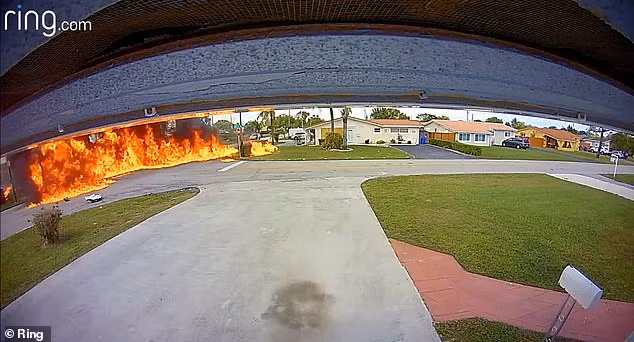 Khoanh khac hai hung may bay roi trung oto, bien thanh 