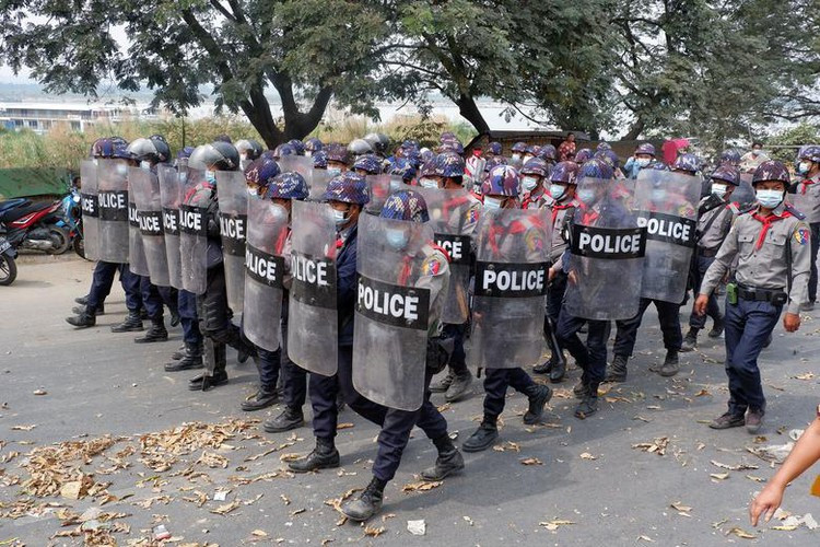 Theo luật của Mỹ, nước này sẽ bị cấm hỗ trợ chính phủ Myanmar. Tuy vậy, các tác động phần lớn mang tính biểu tượng vì hầu như tất cả hỗ trợ của Mỹ ở Myanmar đều đến các kênh phi chính phủ. Ảnh: Lực lượng an ninh được triển khai trên đường phố ở Myanmar. Ảnh: Reuters. 