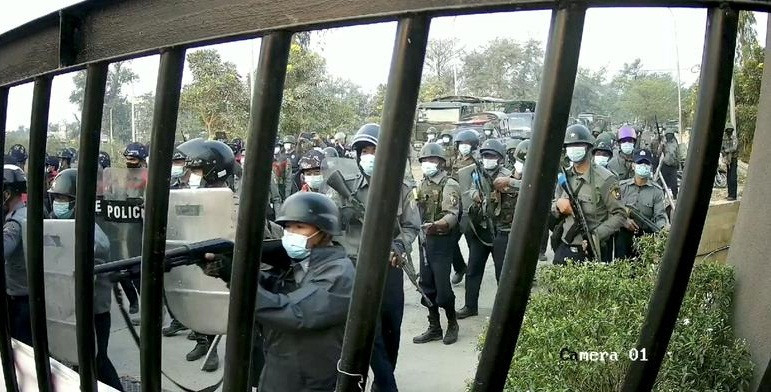 Theo lời nhân chứng, hai người biểu tình ở Myanmar tử vong vì bị đạn bắn vào đầu hôm 8/3. Trong khi đó, ít nhất một người thiệt mạng và hai người khác bị thương trong cuộc biểu tình sau đó ở thị trấn Phyar Pon.