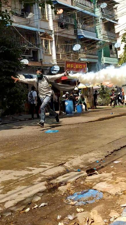 Truyền thông Myanmar dẫn lời các nhân chứng tham gia biểu tình trên đường phố Myitkyina cho biết, cảnh sát đã bắn lựu đạn choáng và hơi cay vào họ.