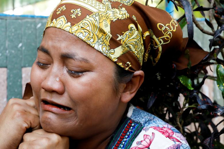 Một người thân của U Khin Maung Latt, 58 tuổi, khóc khi nhận thi thể ông Latt từ bệnh viện ở Yangon, ngày 7/3.