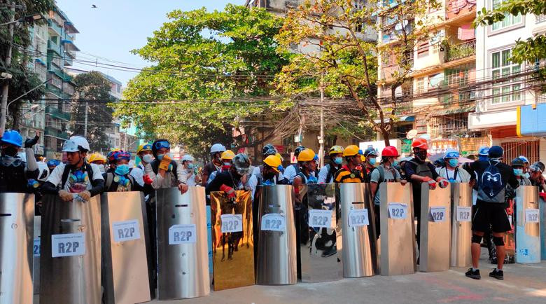 Người biểu tình lập rào chắn ở Yangon để chuẩn bị cho cuộc đụng độ có thể xảy ra hôm 6/3.
