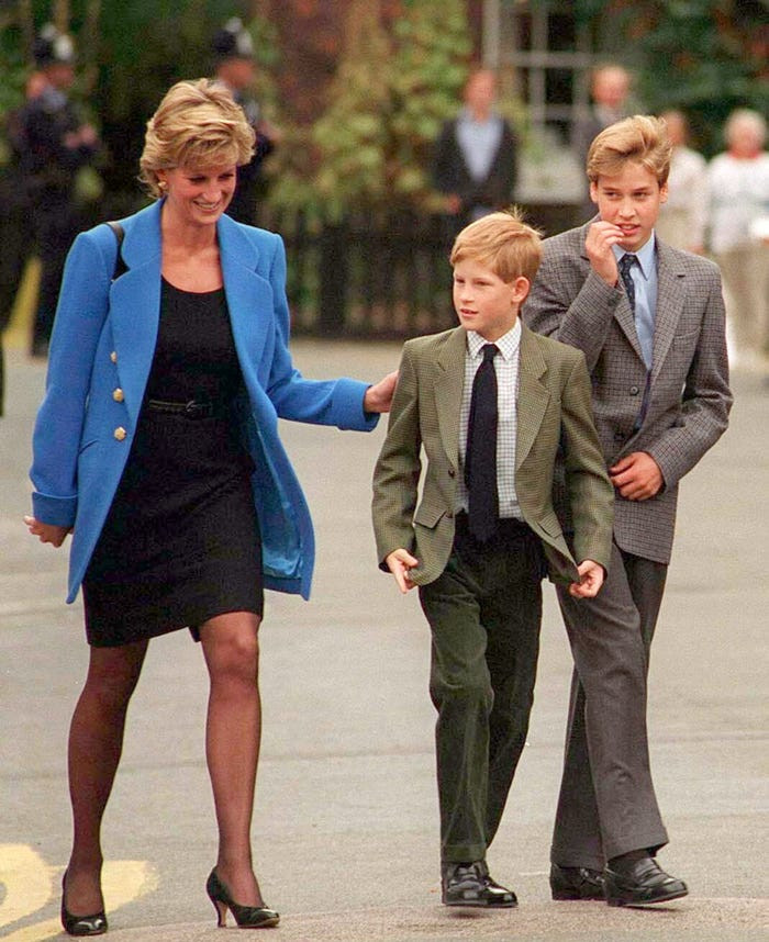 Hoàng tử William và Harry cùng theo học tại trường Eton. Ảnh chụp ngày Harry nhập học năm 1995, có mẹ và anh trai, William, "tháp tùng". Ảnh: Getty.