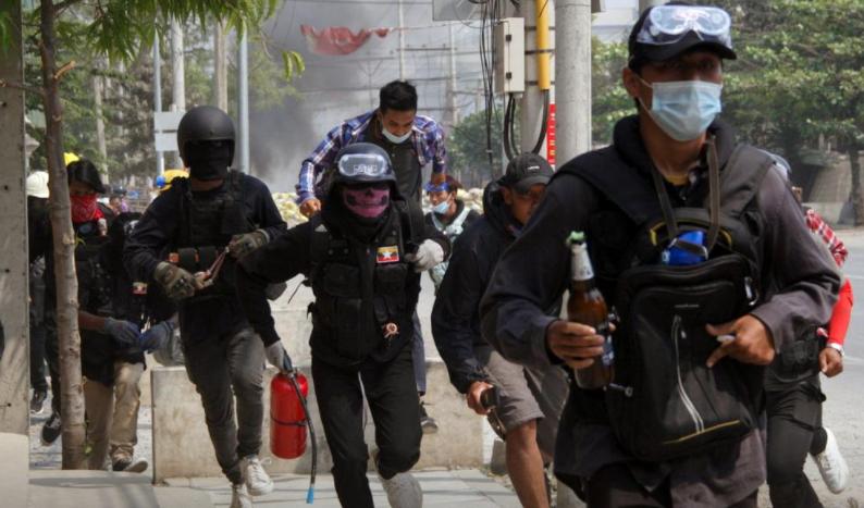 Việc áp dụng thiết quân luật thường đi kèm với lệnh giới nghiêm, đình chỉ pháp luật dân sự và giảm các quyền dân sự thông thường của công dân, đồng thời quy định nhiều hình phạt nghiêm khắc hơn luật bình thường.