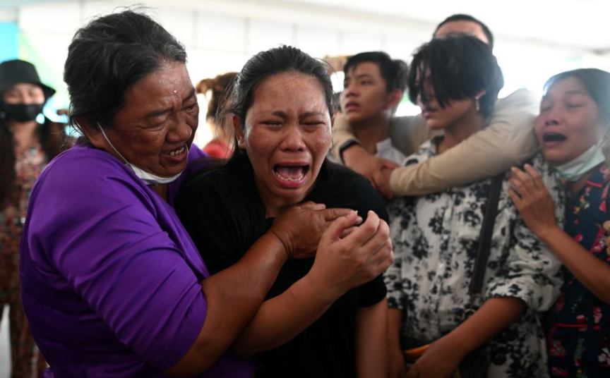 Riêng tại quận Hlaingthaya (Yangon), 22 người tử vong trong cuộc đụng độ giữa lực lượng an ninh và người biểu tình ở Myanmar. Ảnh: Người thân gào khóc sau cái chết của Min Khant Soe ở Yangon hôm 15/3.
