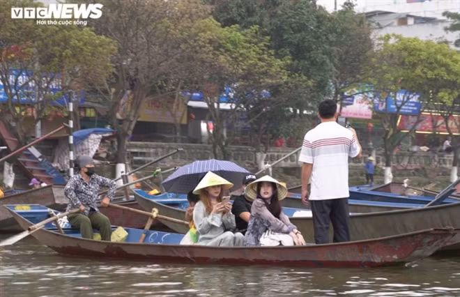 Nhieu du khach khong deo khau trang vo tu tray hoi chua Huong-Hinh-9