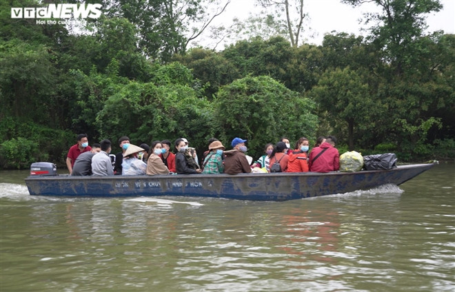 Nhieu du khach khong deo khau trang vo tu tray hoi chua Huong-Hinh-6