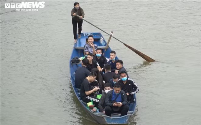 Nhieu du khach khong deo khau trang vo tu tray hoi chua Huong-Hinh-7