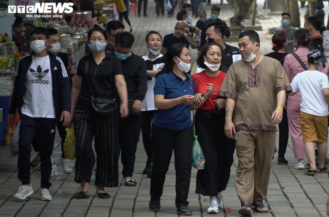 Nhieu du khach khong deo khau trang vo tu tray hoi chua Huong-Hinh-5