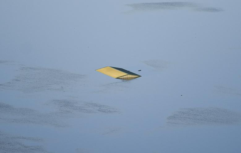 Ngôi nhà gần như bị ngập hoàn toàn trong biển nước.