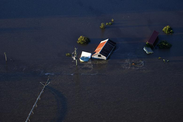 Nhiều khu vực dân cư chìm trong biển nước hôm 24/3.