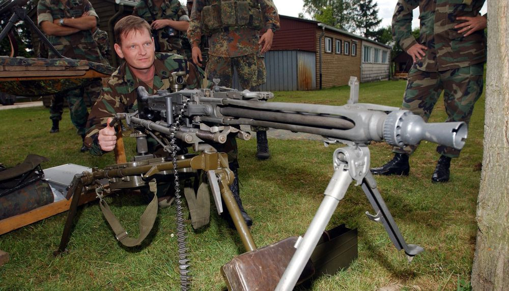 Quân đội Đức thường trang bị đai DM1 cho bộ binh và đai M13 cho các khẩu MG3 gắn cố định trên xe thiết giáp hoặc máy bay trực thăng.