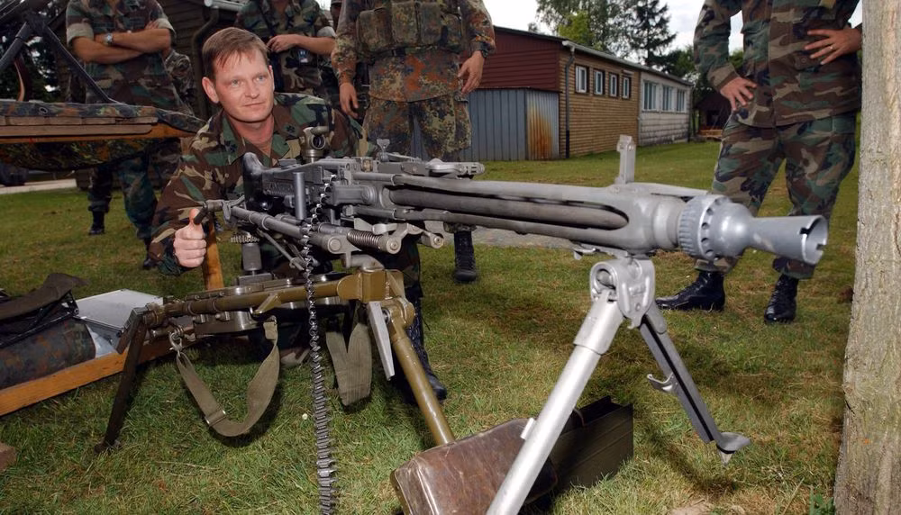 Quân đội Đức thường trang bị đai DM1 cho bộ binh và đai M13 cho các khẩu MG3 gắn cố định trên xe thiết giáp hoặc máy bay trực thăng.