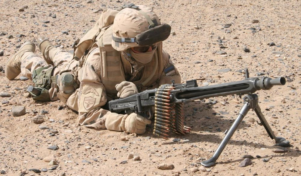 Việc thay nòng rất đơn giản, xạ thủ cần gạt chốt bên phải của bao nòng về phía trước, sau đó nâng hay xoay súng là phần tiếp xúc của nòng với buồng đạn sẽ rời ra. Nòng mới sẽ thay vào theo quy trình ngược lại.