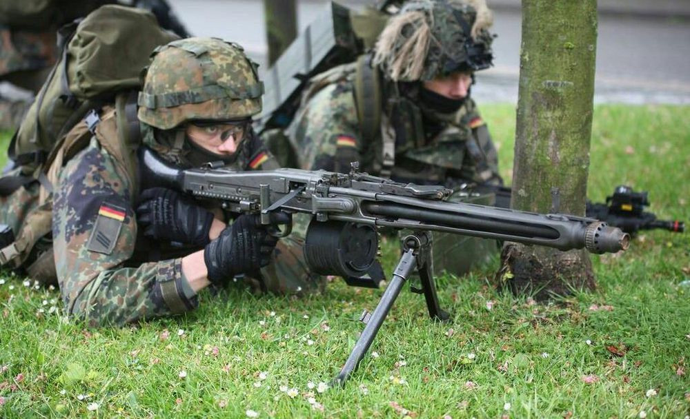 MG3 còn tích hợp thước gập để ngắm bắn máy bay. Các biến thể sau này của khẩu súng máy MG3 còn có thể gắn một số loại ống ngắm.