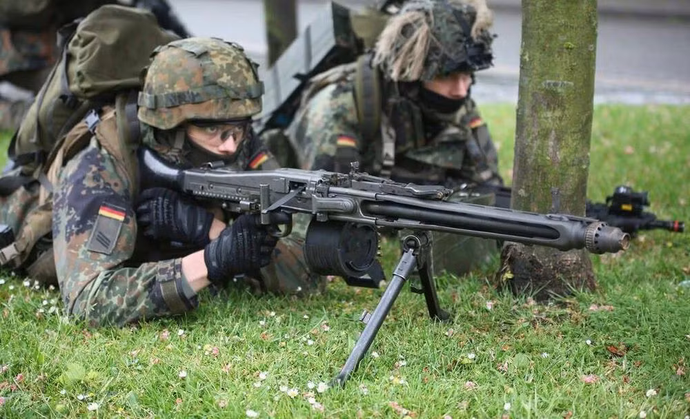 MG3 còn tích hợp thước gập để ngắm bắn máy bay. Các biến thể sau này của khẩu súng máy MG3 còn có thể gắn một số loại ống ngắm.