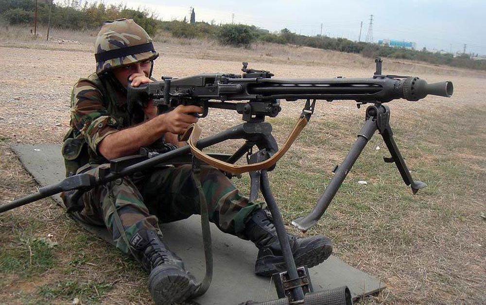 Súng có tốc độ bắn cao lên tới 1.300 viên/phút, đây là loại súng máy hạng nặng có tốc độ bắn cao nhất thời điểm chúng ra đời, tốc độ bắn có thể điều chỉnh bằng cách thay thế các lò xo đẩy khác nhau.