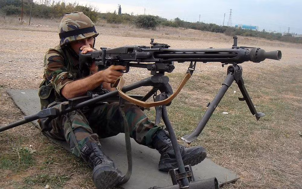 Súng có tốc độ bắn cao lên tới 1.300 viên/phút, đây là loại súng máy hạng nặng có tốc độ bắn cao nhất thời điểm chúng ra đời, tốc độ bắn có thể điều chỉnh bằng cách thay thế các lò xo đẩy khác nhau.