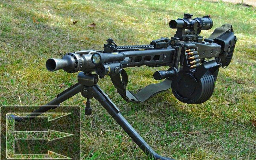 Đầu nòng súng lắp bộ phận giảm giật và triệt tiêu tia lửa giúp giảm tối đa việc bị phát hiện khi bắn ở điều kiện trời tối. MG3 có báng bằng polymer thay cho gỗ nhằm giảm trọng lượng, hệ thống chân chống có thể gập và thước ngắm kiểu chữ U với tầm điều chỉnh từ 200 đến 1.200 m.