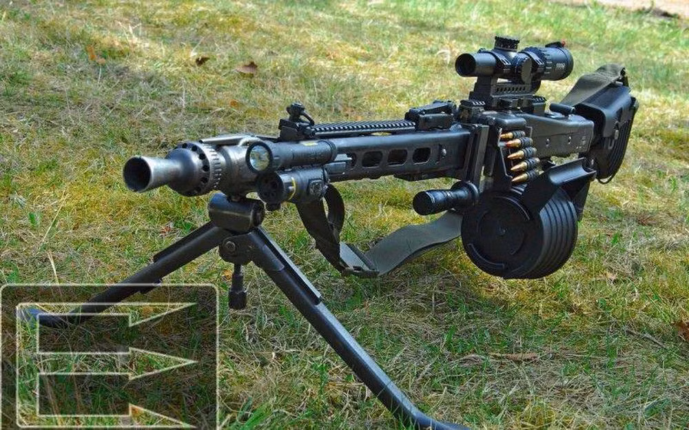 Đầu nòng súng lắp bộ phận giảm giật và triệt tiêu tia lửa giúp giảm tối đa việc bị phát hiện khi bắn ở điều kiện trời tối. MG3 có báng bằng polymer thay cho gỗ nhằm giảm trọng lượng, hệ thống chân chống có thể gập và thước ngắm kiểu chữ U với tầm điều chỉnh từ 200 đến 1.200 m.