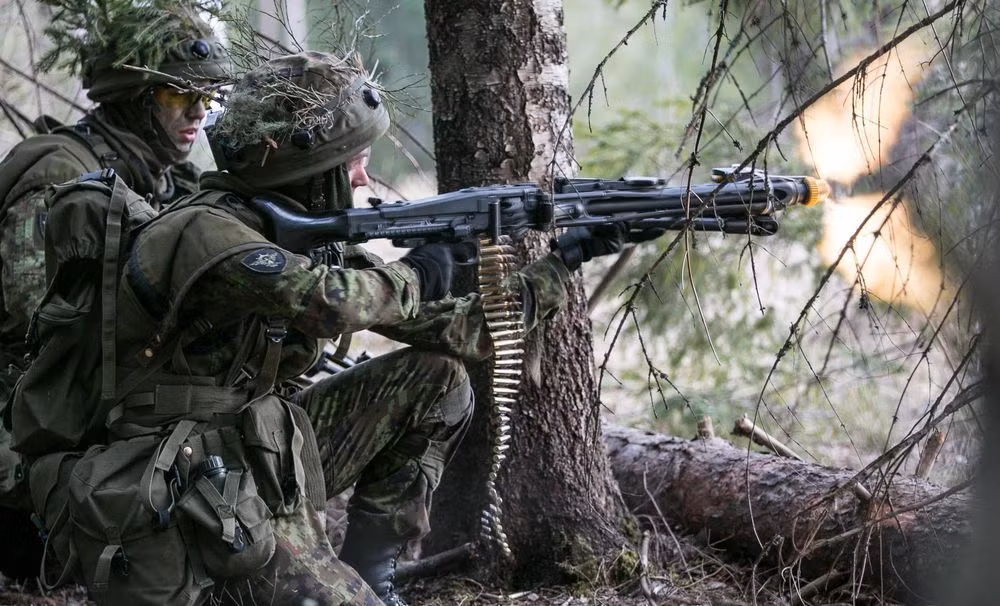 Nòng súng được rèn nguội bằng thép tốt, bên trong mạ chrome chống mài mòn, nòng có 4 rãnh xoắn về phía phải với chu kỳ 305 mm. Ngoài ra nòng súng cũng dùng nòng đúc đa giác thay vì rãnh xoắn thông thường. Điều này giúp súng bắn chính xác hơn, độ tản mát đạn giảm xuống thấp nhất.