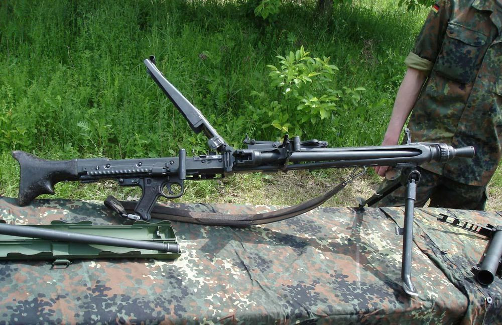 MG3 dùng cơ chế nạp đạn tự động bằng khí nén làm mát bằng không khí. Súng có cơ cấu khóa nòng xoay tin cậy, an toàn.