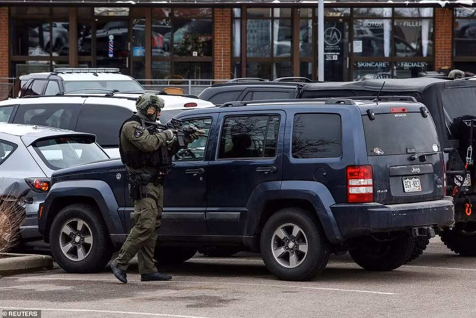 Toan canh xa sung kinh hoang trong sieu thi o My, nhieu nguoi chet-Hinh-9