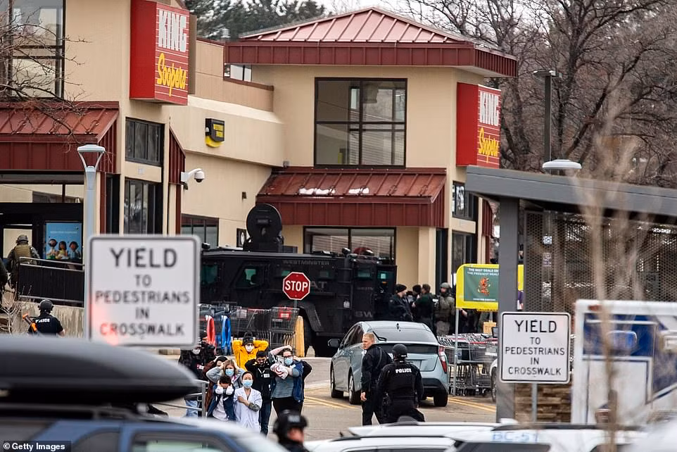 Toan canh xa sung kinh hoang trong sieu thi o My, nhieu nguoi chet-Hinh-11