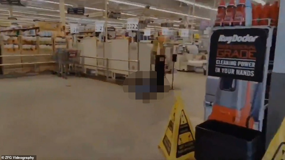 Ít nhất 1 nạn nhân nằm trên sàn nhà bên trong siêu thị.