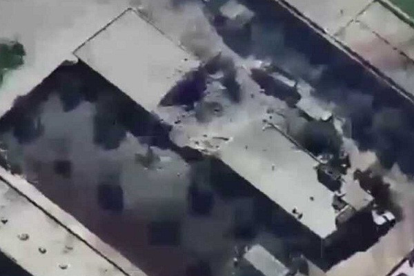 Xem chien dau co Nga pha nat can cu cua khung bo tai Idlib