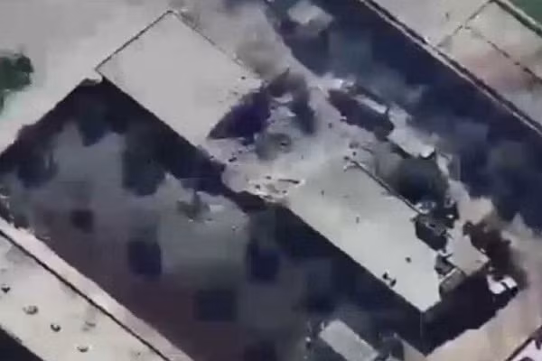 Xem chien dau co Nga pha nat can cu cua khung bo tai Idlib