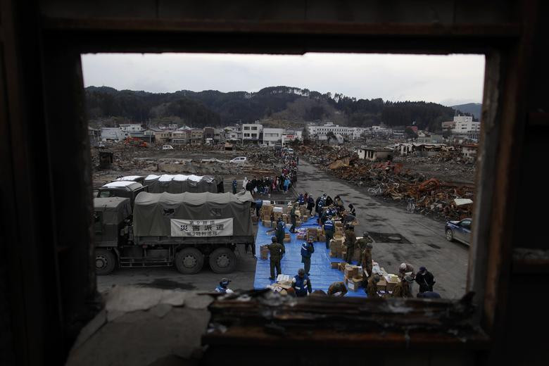 Mọi người xếp hàng dài nhận đồ cứu trợ tại khu vực bị tàn phá ở thị trấn Yamada, tỉnh Iwate, ngày 26/3. 