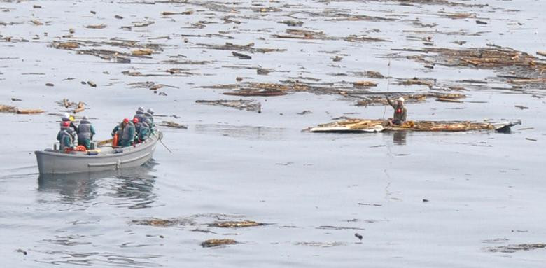 Ông Hiromitsu Shinkawa (phải, 68 tuổi) may mắn sống sót dù bị sóng cuốn ra biển, ngày 13/3/2011. 