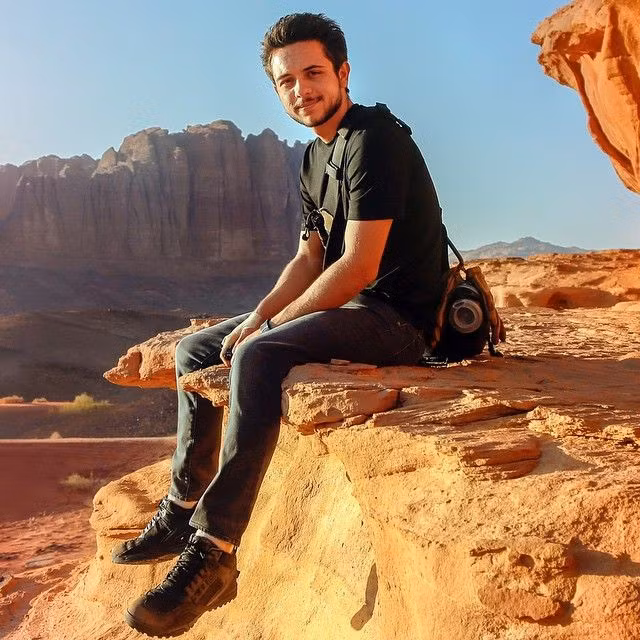 Thái tử Hussein khá cởi mở về cuộc sống cá nhân trên trang cá nhân. Vị Thái tử 26 tuổi của Jordan đam mê các môn thể thao mạo hiểm, thích âm nhạc, chơi guitar, đọc sách, chạy xe mô tô,...Ảnh: Pinterest.