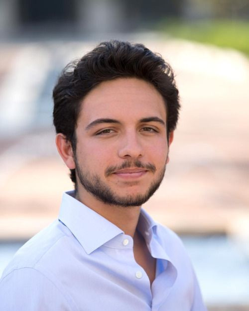 Thái tử Hussein ưu tiên các hoạt động nhân đạo và thiện nguyện, đặc biệt là giúp đỡ trẻ em. Ảnh: Pinterest.