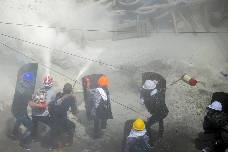 Động thái này của quân đội đã châm ngòi những cuộc biểu tình lớn tại Myanmar trong suốt một tháng qua và vẫn chưa có dấu hiệu "hạ nhiệt".