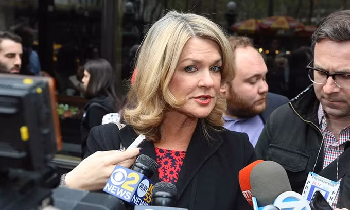 Theo đó, vào ngày 6/3 vừa qua, bà Hinton tố ông Cuomo "không đứng đắn" và "trái đạo đức" khi ôm bà trong một phòng khách sạn ở California hồi năm 2000. Ảnh: NYP.