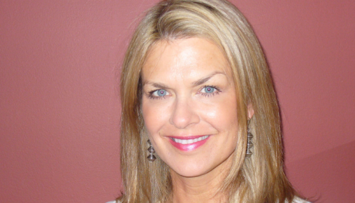 "Ông ấy (Cuomo) bắt đầu hỏi những câu rất cá nhân. Tôi thấy không thoải mái với cuộc trò chuyện đó nên đứng dậy định bỏ đi. Ông ấy đi lại và ôm tôi. Tôi đẩy ra nhưng ông ấy kéo lại", bà Hinton kể lại. Ảnh: Politico.