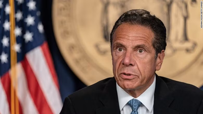 Trong một tuyên bố công khai, Thống đốc Cuomo cho biết ông chỉ định tư vấn cho Bennett, và “chưa bao giờ vượt quá giới hạn” cũng như chưa bao giờ có hành xử bị xem là “không phù hợp” với cô. Ảnh: CNN.