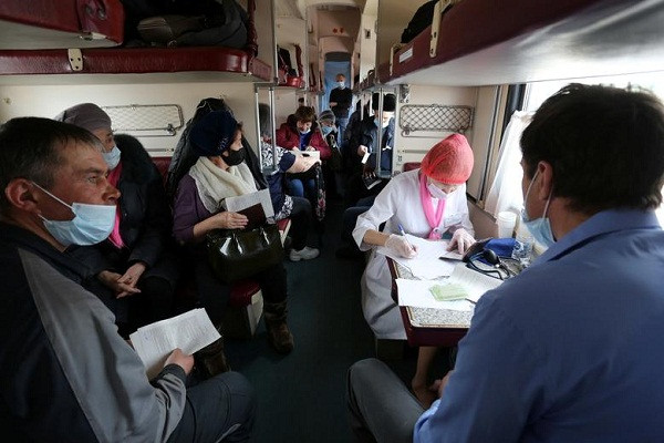 Việc tiêm vắc xin ngừa COVID-19 cho người dân địa phương diễn ra ngay trên con tàu y tế Fyodor Uglov.