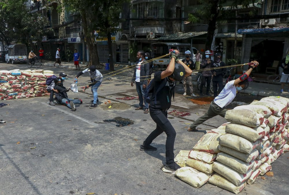 Anh: Nguoi bieu tinh chong tra luc luong an ninh tai “diem nong” Yangon-Hinh-2