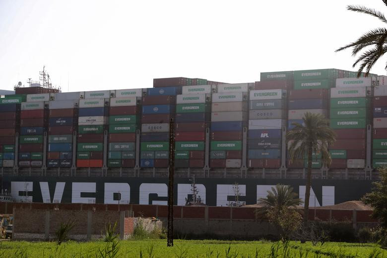 Đến ngày 25/3, Cơ quan quản lý Kênh đào Suez (SCA) của Ai Cập ra thông báo tạm thời đình chỉ giao thông tại kênh đào Suez để giải cứu tàu Ever Given. Ảnh: Reuters.